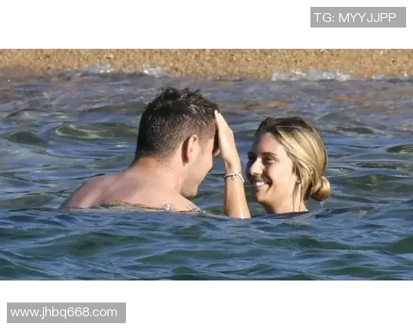 足球明星女友在沙滩度假尽显风采美丽瞬间令人心动不已